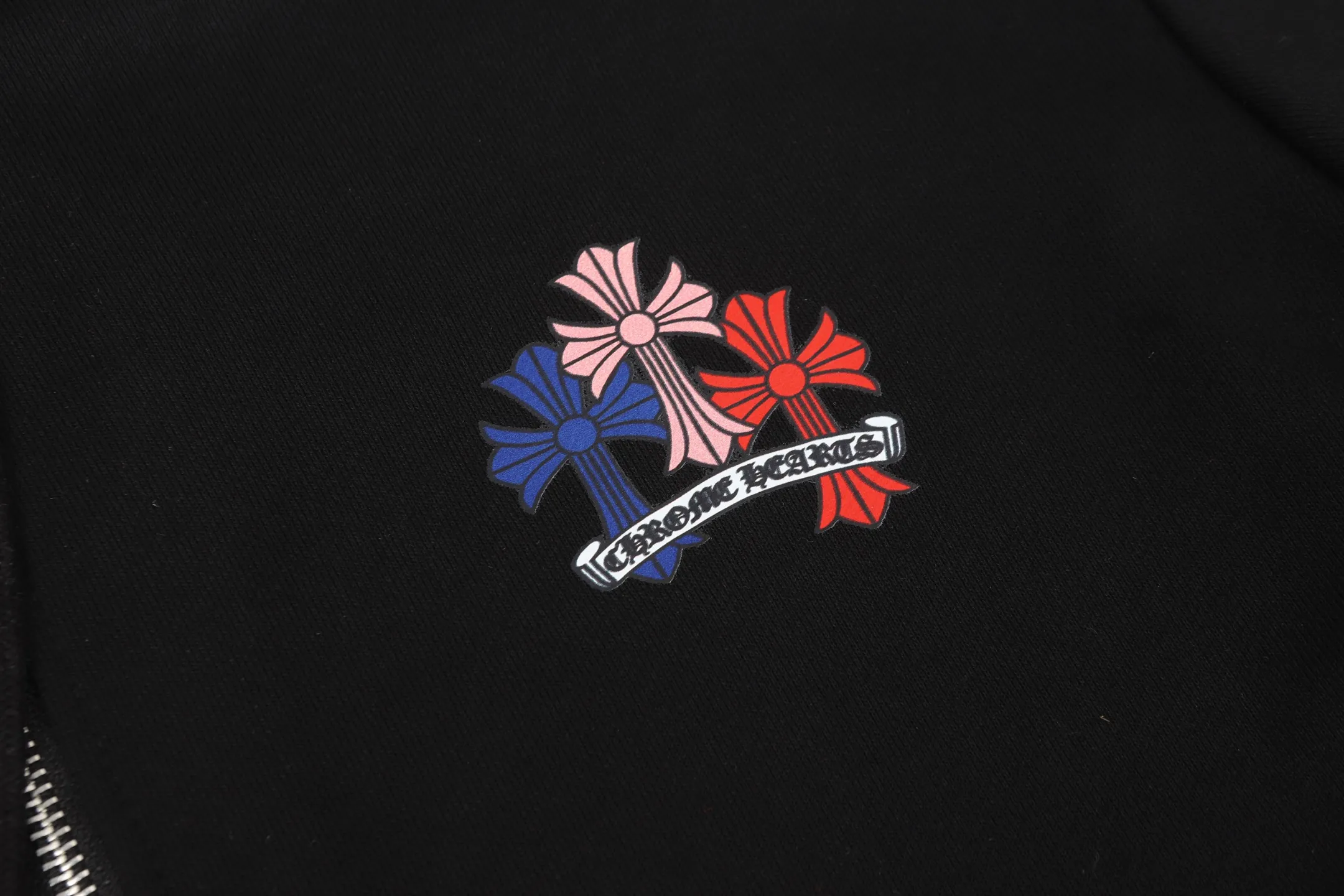 P250 cross-border model, please do not place an order if you are pursuing quality - Chrome Hearts/Chrome Hearts Colorful Cross ✝️ Printed zipper sweatshirt cardigan jacket - High weight, high density and high quality. The wool is soft, delicate and skin-friendly. It feels soft and silky. It has excellent warmth and skin-friendly properties - Custom-woven and dyed, no color difference. No matter the fabric or workmanship details, it beats the ordinary version on the market - Hardware zipper accessories are all customized, full of details - Color: black white -Size: S M L XL